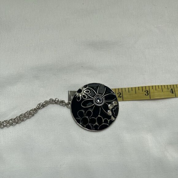 Liz Claiborne silver tone chain with circle floral pendant statement Necklace - Picture 8 of 8